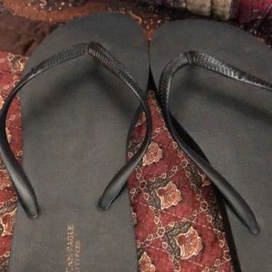 Black American Eagle outfitters flip flops so 9/10